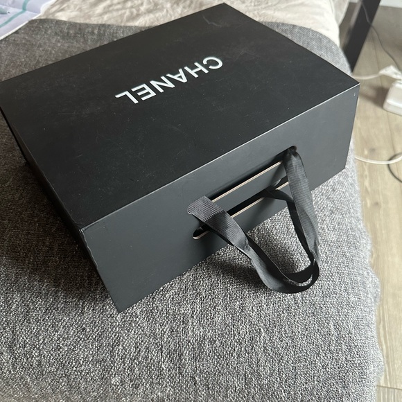 Black purse with box, dust bag, all cards and ribbon. - Picture 14 of 16